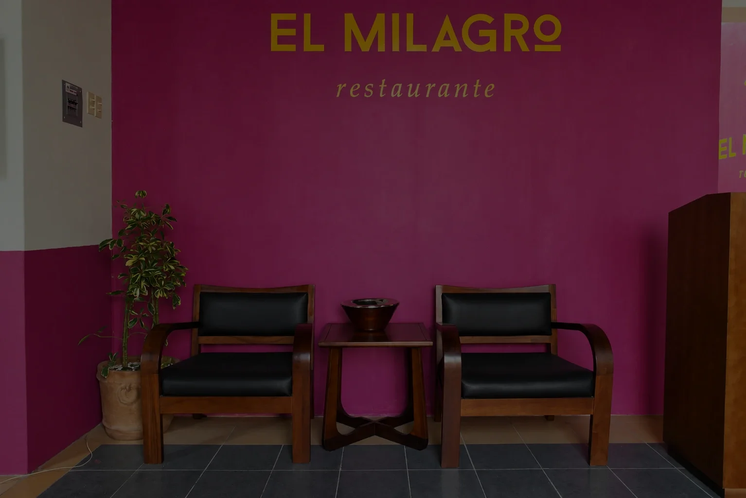 Restaurante amueblado por Enzamble