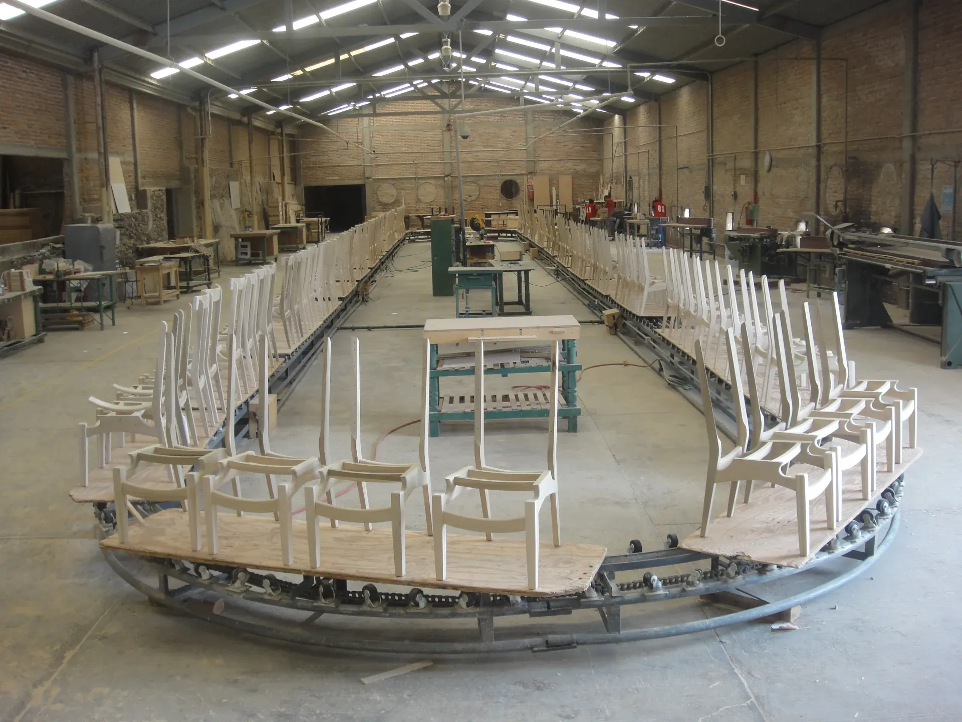 Línea de producción de sillas en el taller