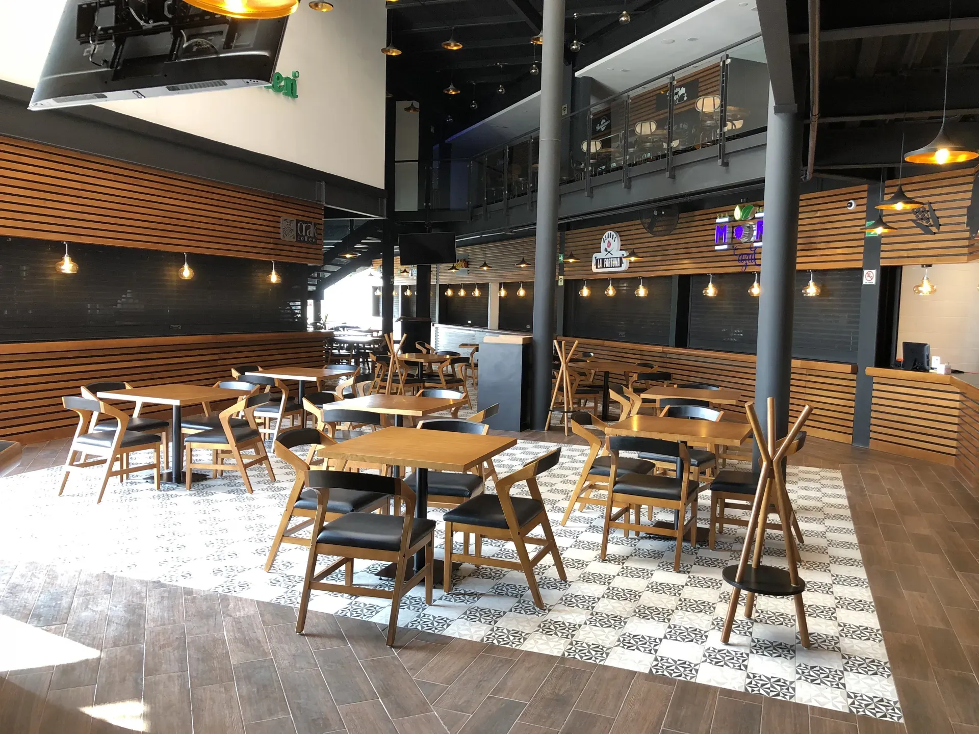 Comedor principal con mobiliario de madera